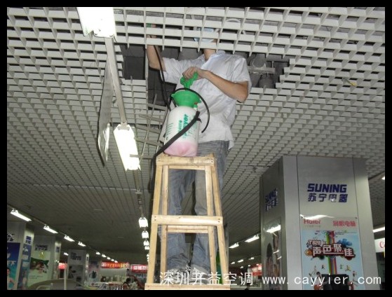 我们的施工人员在喷洒药水